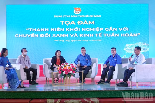 Khách mời tham gia tọa đàm.