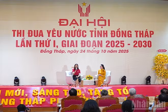 Giao lưu gương điển hình tiên tiến.