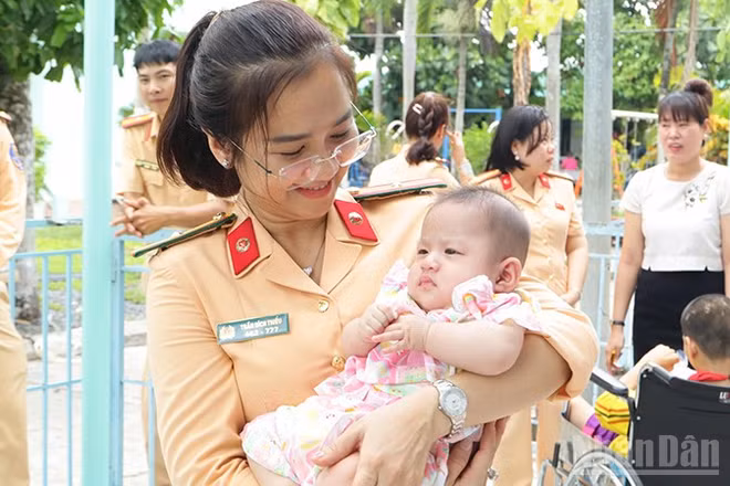 Hội Phụ nữ cơ sở Phòng Cảnh sát giao thông, Công an tỉnh Đồng Tháp thăm, tặng quà trẻ em tại Trung tâm Bảo trợ xã hội tỉnh Đồng Tháp.