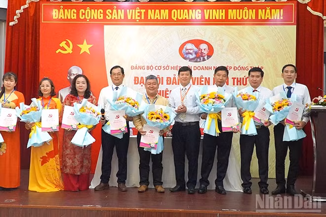 Ban chấp hành Đảng bộ cơ sở Hiệp hội Doanh nghiệp tỉnh Đồng Tháp, nhiệm kỳ 2025-2030 ra mắt đại hội. (Ảnh: HỮU NGHĨA)