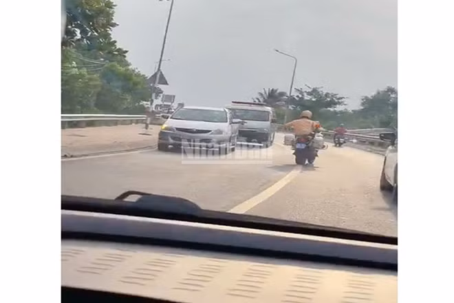 Cảnh sát giao thông Ngô Văn Tuấn Linh, dẫn đường cho tài xế Nguyễn Thanh Xuân chở bệnh nhân kịp thời đến bệnh viện cấp cứu. (Ảnh cắt từ clip)