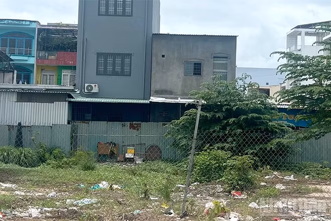 Đoạn lối thoát hiểm phía sau đường Lê Lợi thuộc khóm 7, phường Cao Lãnh, tỉnh Đồng Tháp bị chiếm dụng và rào chắn bằng tôn kiên cố.