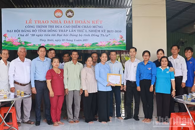 Lãnh đạo xã Tháp Mười và Ban Trị sự Giáo hội Phật giáo Hòa Hảo xã Thanh Mỹ bàn giao nhà "Đại đoàn kết" tặng gia đình ông Trần Văn Ớ, ngụ ấp Mỹ Hòa 4.