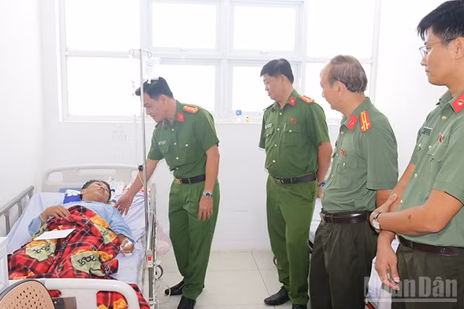 Đại tá Nguyễn Văn Thay, Phó Giám đốc Công an tỉnh Đồng Tháp thăm hỏi và trao tiền hỗ trợ Thiếu tá Nguyễn Khắc Huy.
