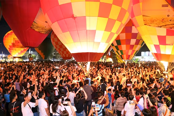 Du khách tham quan chụp ảnh với các khinh khí cầu tại đêm bế mạc Festival Hoa-Kiểng Sa Đéc.