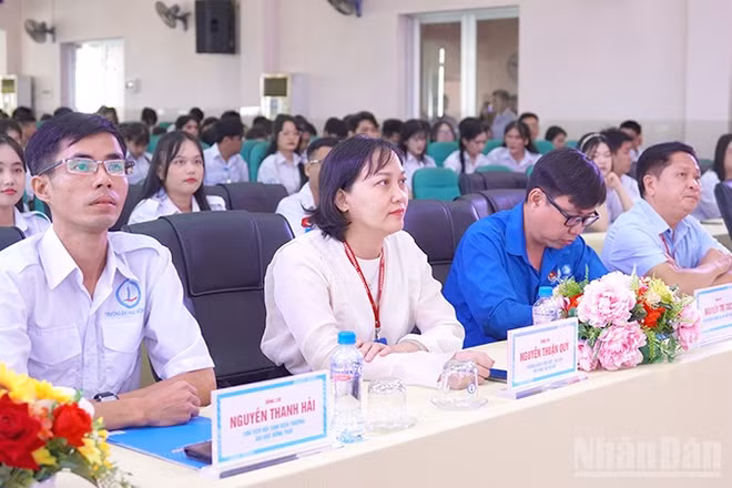 Cán bộ, giảng viên, sinh viên tại buổi họp mặt. 