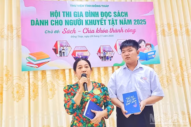 Một gia đình tham gia phần thi.