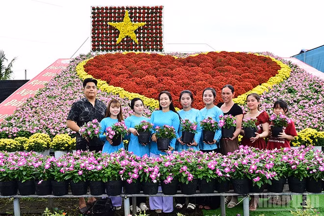 Du khách tham quan “Trái tim” hoa khổng lồ tại phường Sa Đéc.