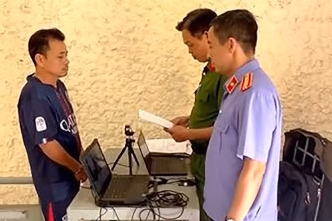 Cơ quan Cảnh sát điều tra và Viện Kiểm sát thi hành quyết định khởi tố bị can và lệnh tạm giam đối với Nguyễn Tấn Mảnh. (Ảnh: Công an Đồng Tháp)