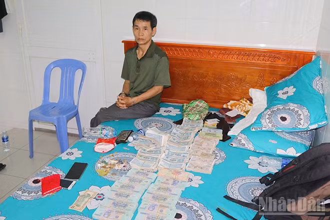 Đối tượng Đỗ Đình Mai cùng tiền và trang sức trộm được.