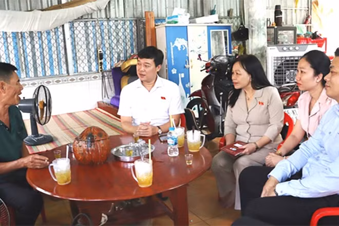 Đoàn đến thăm gia đình ông Phạm Văn Chính. (Ảnh: T.MỸ)