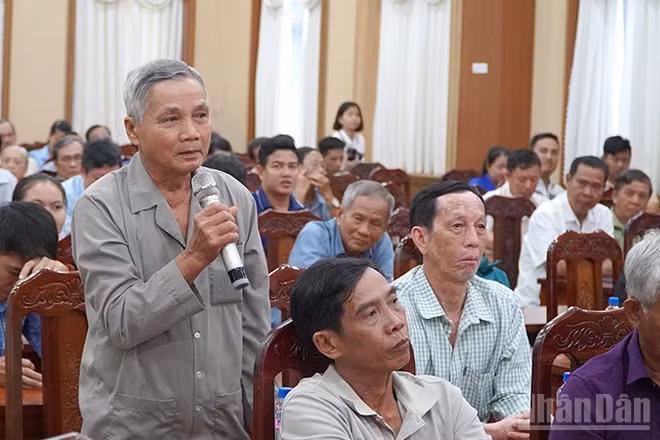 Cử tri phường Cao Lãnh, tỉnh Đồng Tháp phát biểu ý kiến.