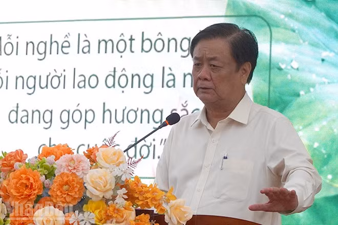 Tác giả Lê Minh Hoan tại buổi ra mắt sách "Mỗi nghề một bông hoa".