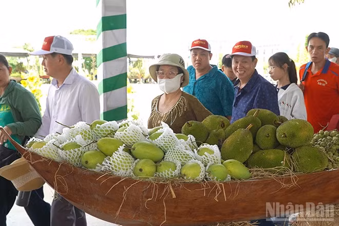 Du khách tham quan gian trưng bày tại Lễ hội Trái cây Đồng Tháp lần thứ 1.