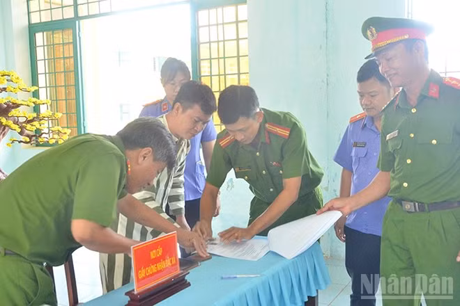 Trại Tạm giam số 1 làm thủ tục cấp giấy chứng nhận đặc xá.