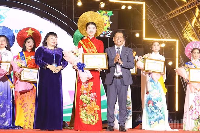 Trao giải tại hội thi.