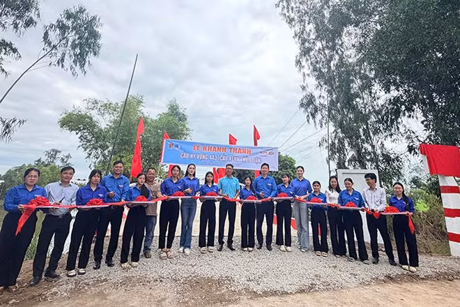 Lãnh đạo tỉnh và đại biểu thực hiện nghi thức cắt băng khánh thành cầu Hy Vọng 443 tại xã Phú Thọ, tỉnh Đồng Tháp.