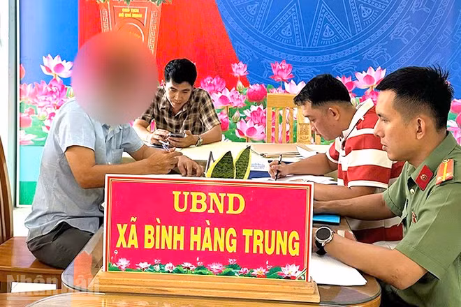 Lực lượng chức năng xã Bình Hàng Trung làm việc với ông T.V.Đ.