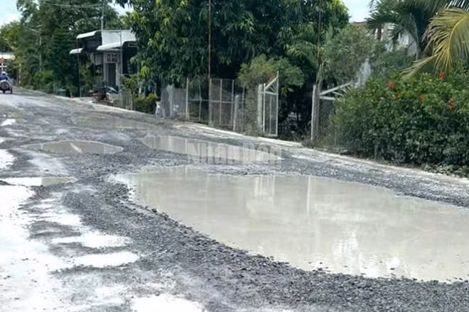 Nhiều "ổ gà, ổ voi" xuất hiện trên tuyến Quốc lộ 30, đoạn qua địa phận ấp Gò Da, xã Tân Hồng, tỉnh Đồng Tháp.