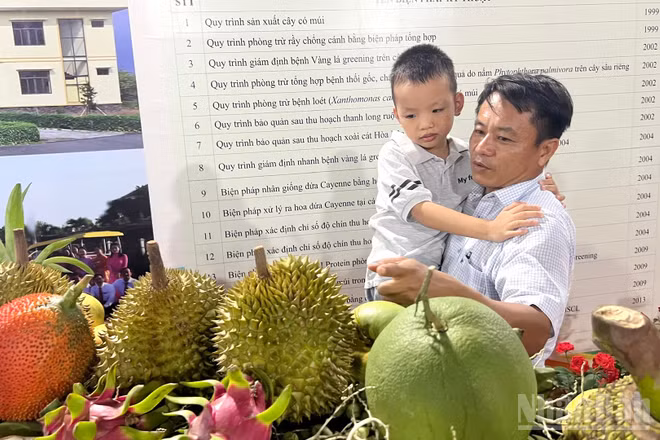 Phụ huynh tham quan và giới thiệu cho trẻ biết về các loại trái cây tại Lễ hội Trái cây Đồng Tháp lần thứ I năm 2026.
