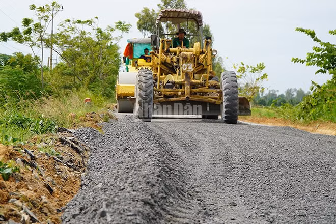 Dự án sửa chữa nền, mặt đường hoàn thiện hệ thống an toàn giao thông trên Quốc lộ 30 đoạn qua địa bàn xã Tân Hồng và Tân Hộ Cơ đang được thi công. (Ảnh: HỮU NGHĨA)