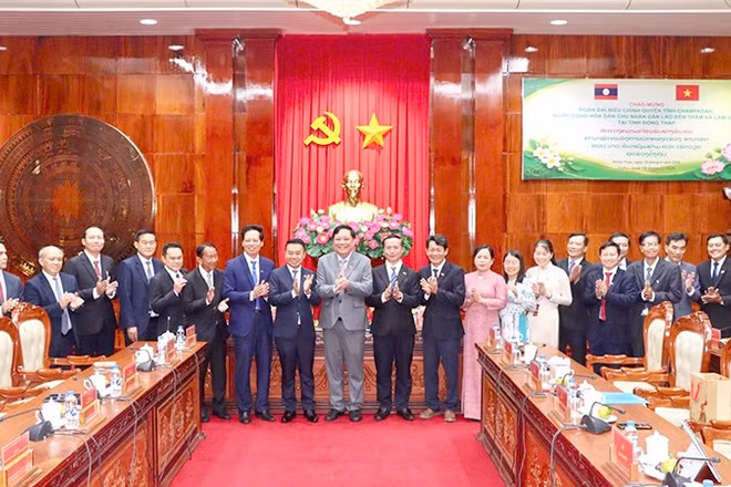 Đại biểu chụp ảnh lưu niệm. (Ảnh: VIỆT TIẾN)