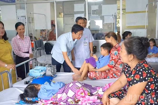 Phó Chủ tịch Ủy ban nhân dân tỉnh Đồng Tháp Huỳnh Minh Tuấn thăm, động viên học sinh đang điều trị tại Bệnh viện đa khoa Sa Đéc.