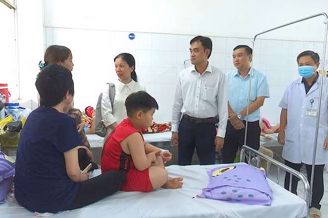 Tại Bệnh viện đa khoa Sa Đéc, lãnh đạo phường Sa Đéc thăm hỏi, động viên tình hình sức khỏe học sinh Trường tiểu học Kim Đồng nghi bị ngộ độc thực phẩm (Ảnh: VĂN ĐẤU).