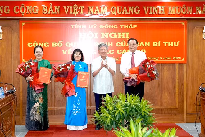 Bí thư Tỉnh ủy Đồng Tháp Ngô Chí Cường trao quyết định và tặng hoa chúc mừng các Ủy viên Ban Thường vụ Tỉnh ủy.