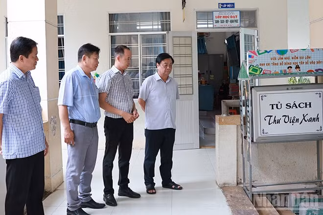 Nguyên Phó Chủ tịch Quốc hội Lê Minh Hoan tham quan các mô hình học tập tại Trường tiểu học Mỹ An 2.