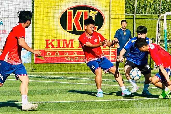 Các đội bóng tham gia tranh tài ngay sau khai mạc giải.