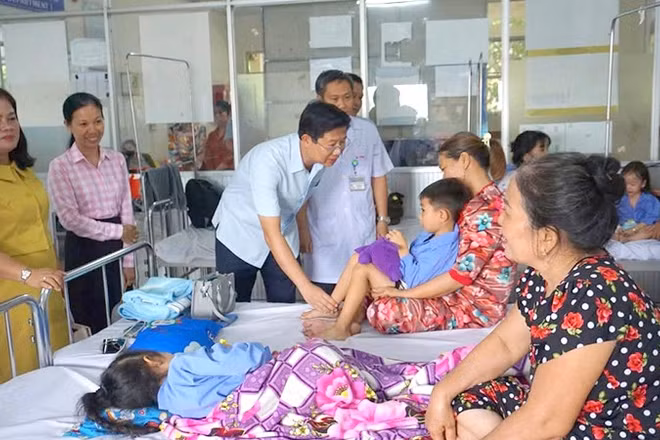 Phó Chủ tịch Ủy ban nhân dân tỉnh Đồng Tháp Huỳnh Minh Tuấn thăm, động viên học sinh đang điều trị tại Bệnh viện đa khoa Sa Đéc. (Ảnh: VĂN ĐẤU)