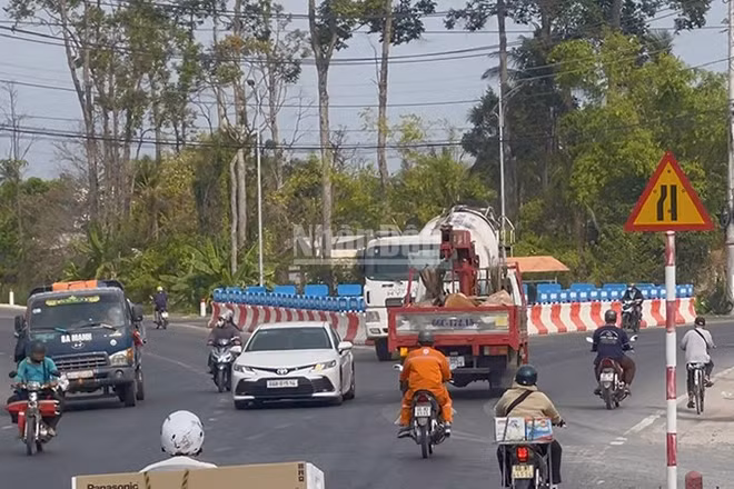 Nguy cơ mất an toàn giao thông tại vị trí nút giao giữa Quốc lộ 30 cũ và tuyến tránh Quốc lộ 30 tại chân cầu Phong Mỹ.