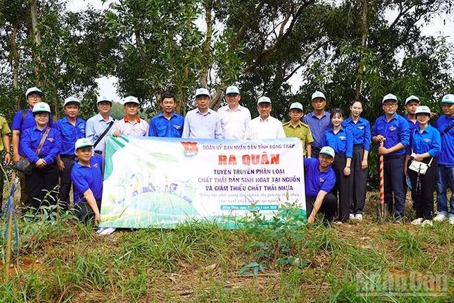Đại biểu trong buổi ra quân tham gia hoạt động trồng cây xanh, phát quang và dọn vệ sinh môi trường.