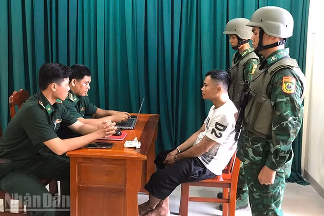 Bộ đội Biên phòng làm việc với đối tượng Yie Nu. (Ảnh: HÒA BÌNH)