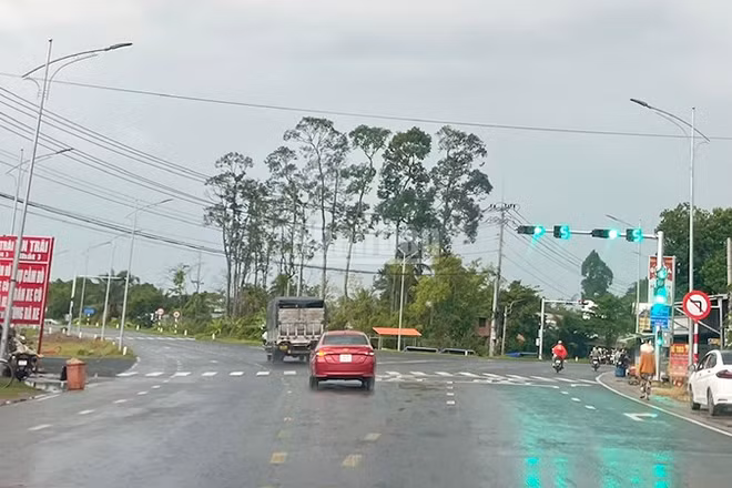 Lắp đặt hoàn thiện hệ thống đèn tín hiệu và đang vận hành thử. (Ảnh: HỮU NGHĨA)