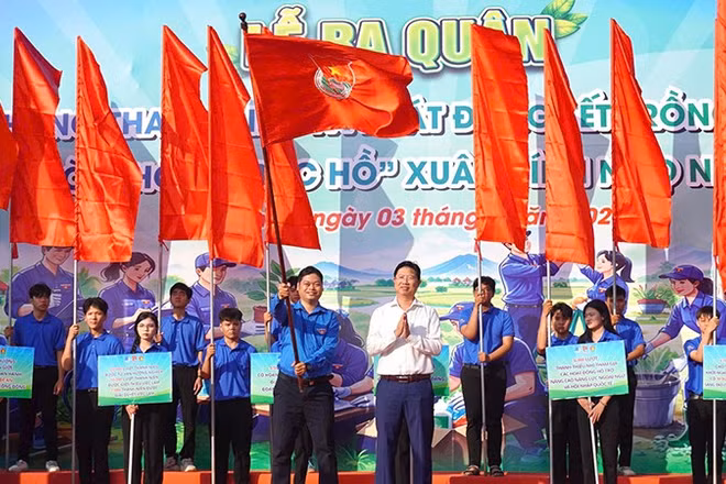 Phó Chủ tịch Ủy ban nhân dân tỉnh Đồng Tháp Huỳnh Minh Tuấn trao cờ lệnh phát động Tháng Thanh niên năm 2026 cho Bí thư Tỉnh đoàn Đồng Tháp Lê Hoàng Quyết.