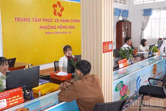 Giải quyết thủ tục hành chính cho người dân tại phường Hồng Ngự, tỉnh Đồng Tháp. (Ảnh: NGHĨA-ÚT)