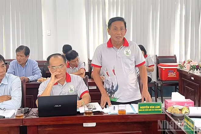 Giám đốc Vườn quốc gia Tràm Chim Nguyễn Văn Lâm thông tin về công tác chăm sóc sếu đầu đỏ.