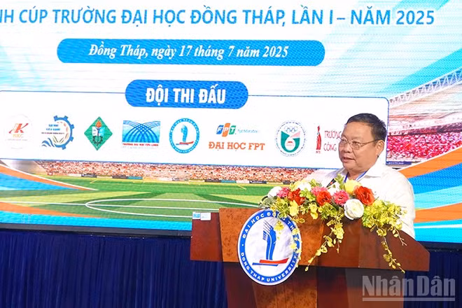 Phó Giáo sư, Tiến sĩ Hồ Văn Thống, Hiệu trưởng Trường đại học Đồng Tháp, Trưởng Ban Tổ chức giải phát biểu.