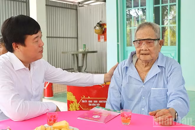 Bí thư Tỉnh ủy Đồng Tháp Lê Quốc Phong thăm hỏi sức khỏe, cuộc sống hằng ngày của thương binh Nguyễn Văn Út.
