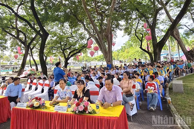 Đại biểu cùng phụ huynh, học sinh tham dự chương trình "Sinh nhật cùng sách". (Ảnh: HỮU NGHĨA)