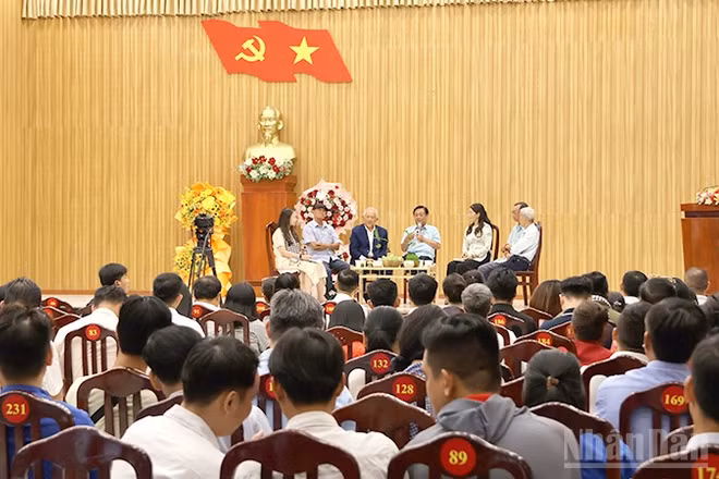 Quang cảnh tọa đàm, chia sẻ về chủ đề “Nối dòng Cửu Long - Kết chuỗi ưu thế thuận thiên”.