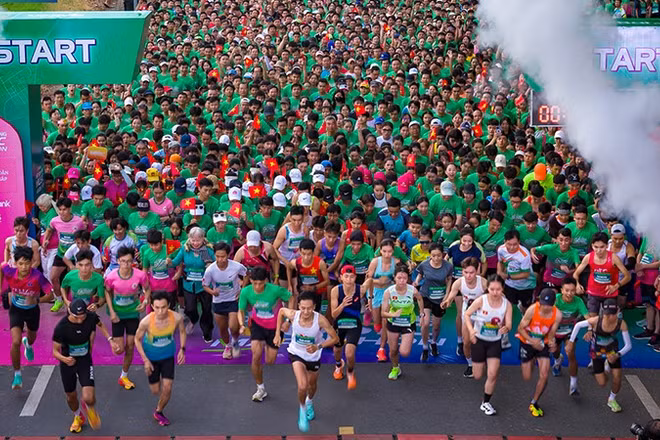 Các runner xuất phát tại VPBank Đất Sen Hồng Music Marathon 2025.