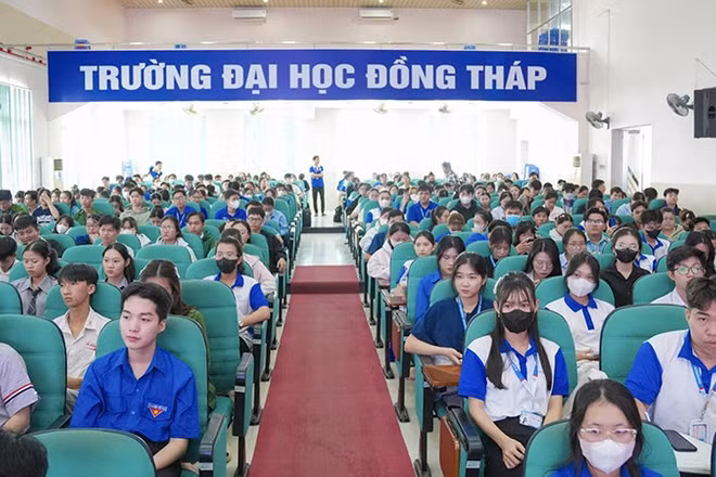 Sinh viên Trường đại học Đồng Tháp tham gia chương trình gặp gỡ, tuyên truyền về phòng, chống tội phạm và các hình thức lừa đảo trên không gian mạng. (Ảnh: H. PHONG)