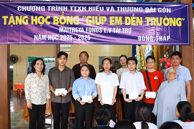 Chương trình từ thiện xã hội Hiểu và Thương Sài Gòn trao suất học bổng tặng học sinh, sinh viên.