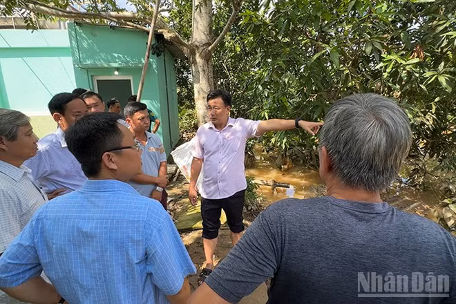 Bí thư Đảng ủy phường Sa Đéc (thứ 2 từ phải qua) Nguyễn Phước Thiện chỉ đạo các ngành triển khai ngay phương án khắc phục các đoạn đê bị vỡ.