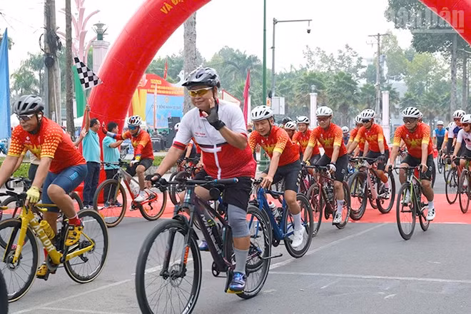 Đoàn xe đạp, xe mô-tô chạy diễu hành qua nhiều tuyến phố, lộ nông thôn phường Cao Lãnh.