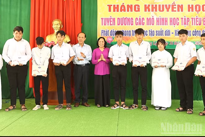 Trao học bổng Quỹ khuyến học Nguyễn Sinh Sắc tặng học sinh biên giới Đồng Tháp. (Ảnh: HỮU NGHĨA)