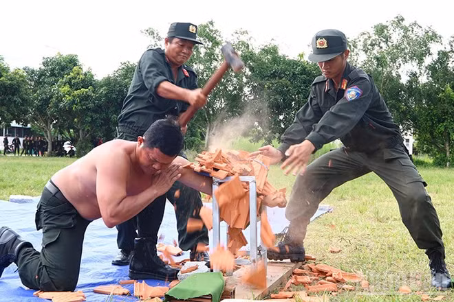 Biểu diễn khí công. (Ảnh: PHƯỚC THANH)